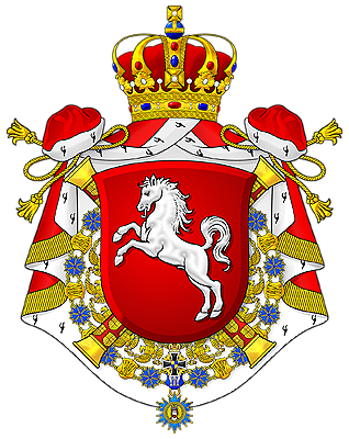 Brasão do Reino de Hanôver, vermelho com cavalo rampante de prata, encimado pela Coroa de Hanôver, sustentado por um manto vermelho e rodeado pelos colares das Ordens de Otto o Grande e da Cruz de Ferro.